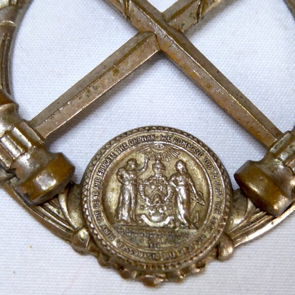 VINTAGE IOOF ODD FELLOWS MASONIC DOUBLE GAVEL PENDANT MEDAL - Picture 6 of 8